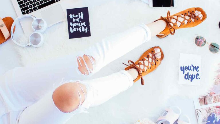 Джинси з вирізами на колінах: тренд, який не зникає