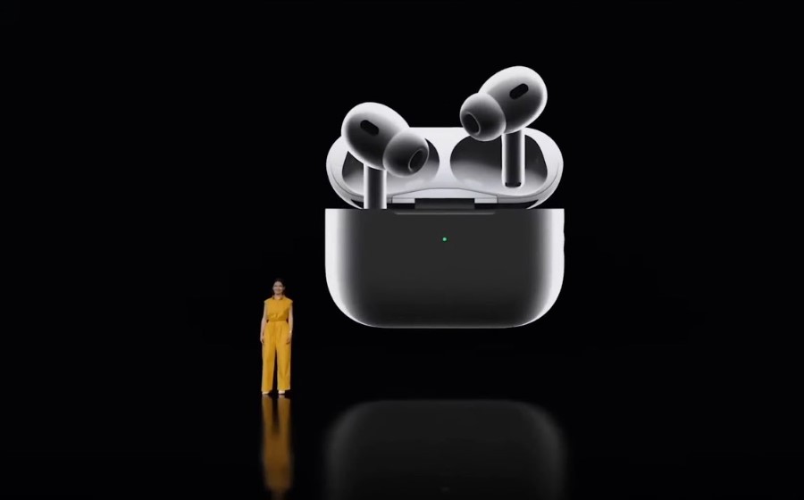 iPhone 15 Pro и AirPods Pro 2-го поколения