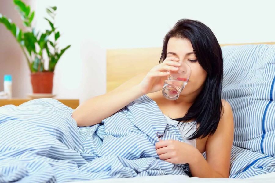 Чому хочеться пити воду вранці